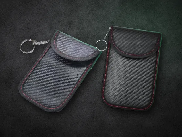 Lot de 2 pochettes anti-relais noires effet carbone, une clé de voiture glissée dans l'une d'elles