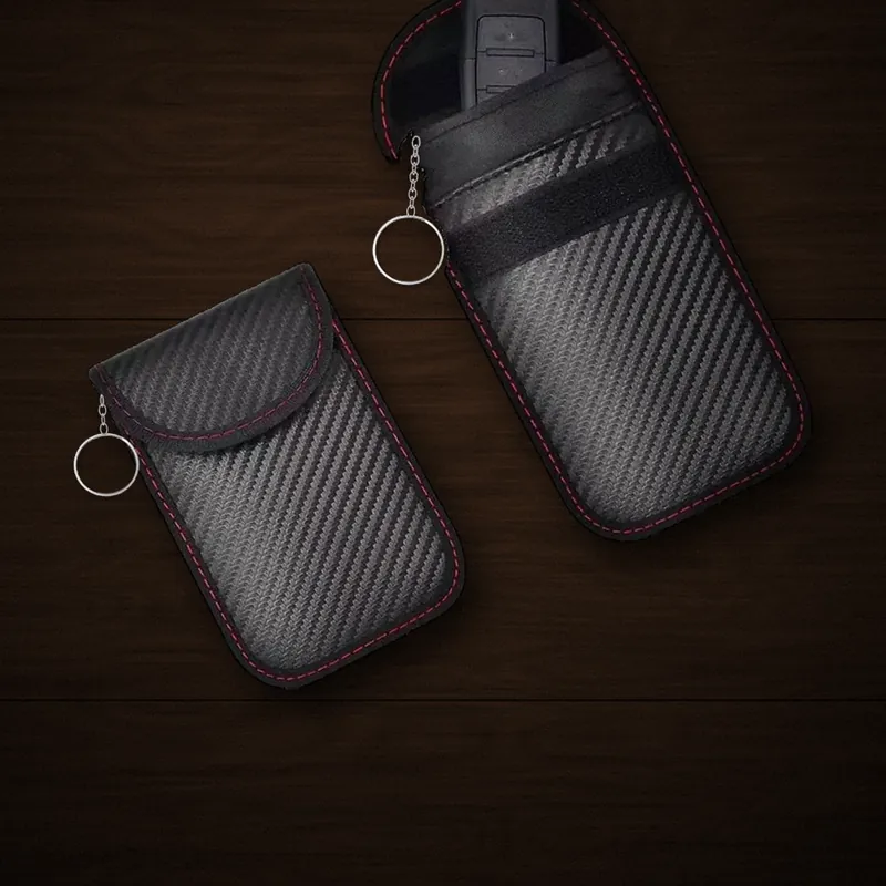 Pochette anti-relais noire effet carbone avec clé de voiture keyless